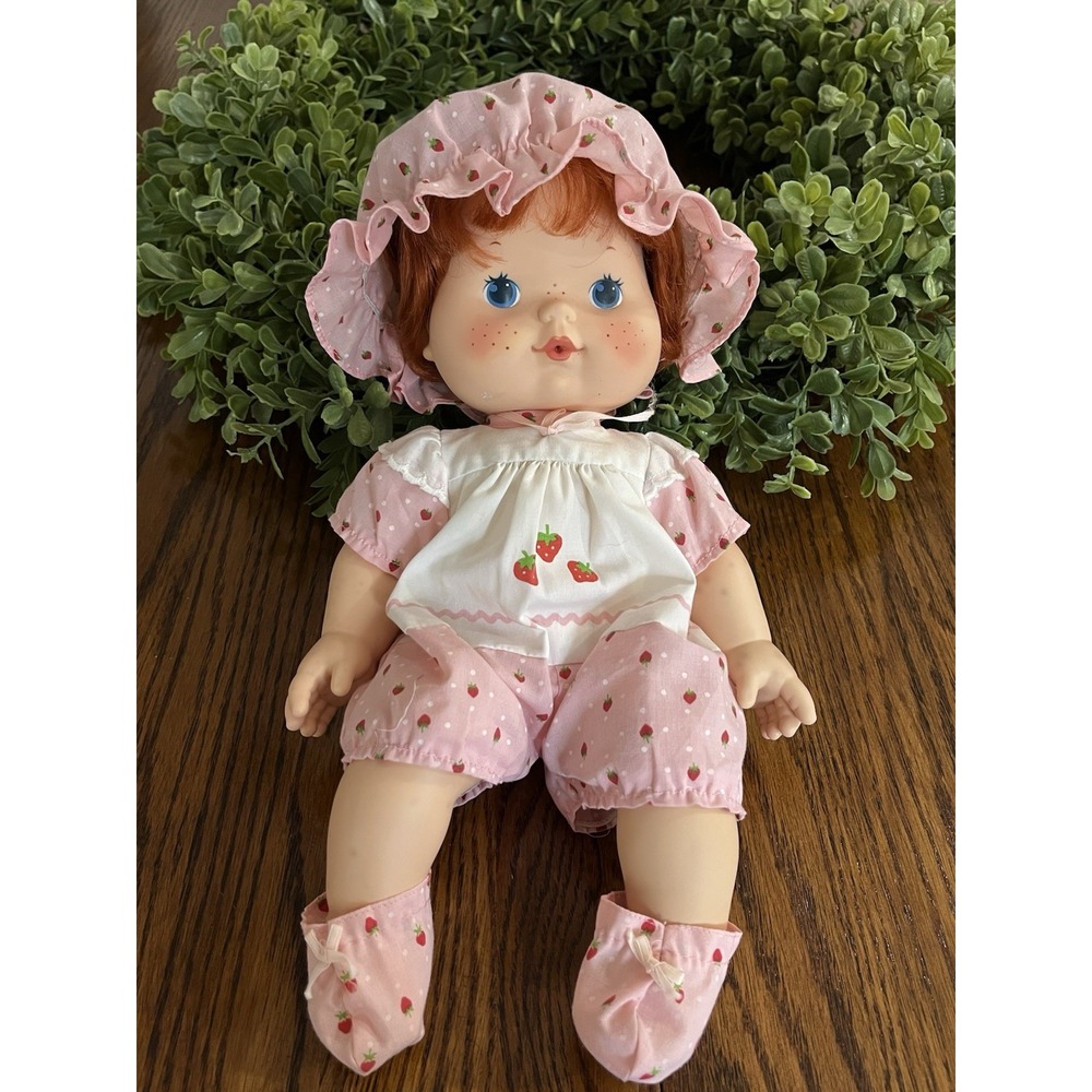 Vintage Kenner 1982 Strawberry Shortcake 13" Blow Kiss Baby Doll Bonnet Socks